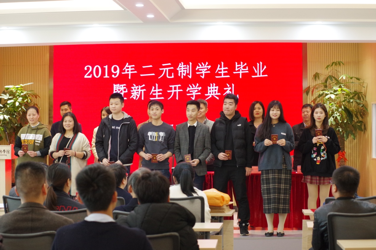 颁发学生证、佩戴校微.JPG