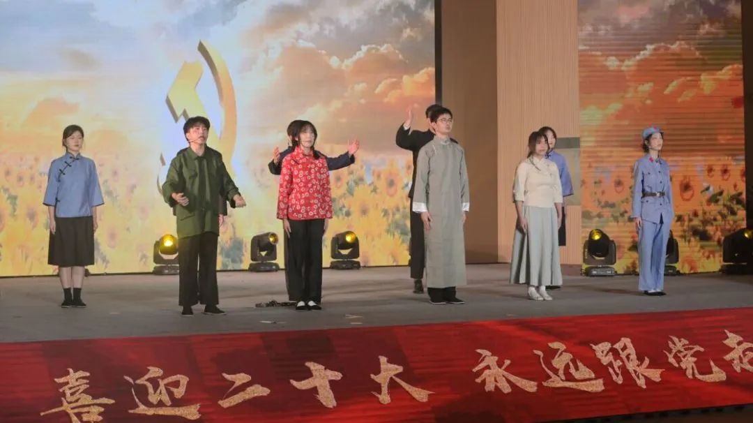 一群人站在台上中度可信度描述已自动生成