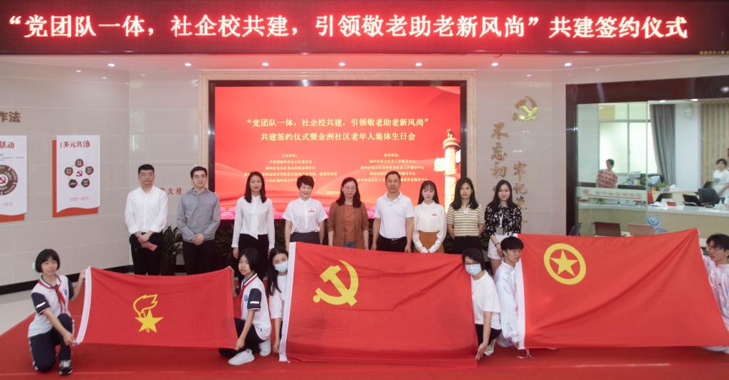 图片包含 男人, 院子, 站, 女人描述已自动生成