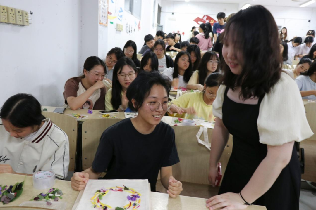 我系举办“植愈心灵”植物拓染工作坊 助力学生心理健康发展