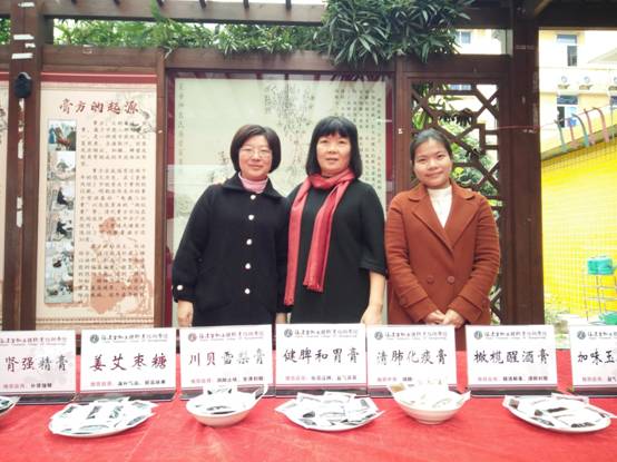 黄秋云老师及两位传承弟子.JPG