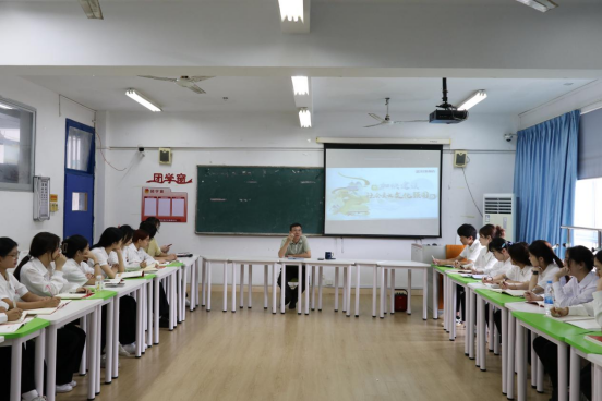 韩孟强书记给健康管理系学生上“形势与政策”课