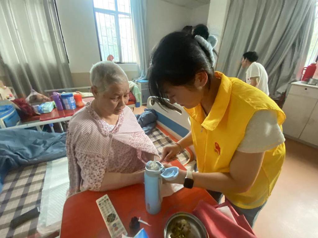图片包含 室内, 桌子, 小孩, 男孩描述已自动生成