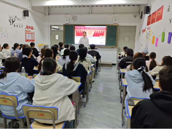 校领导深入课堂讲授“党的二十届四中全会精神”专题思政课