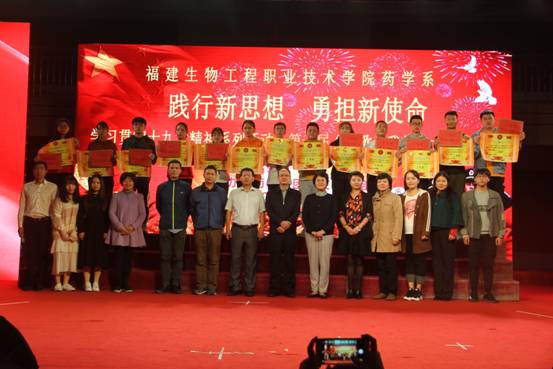 20181204药学系红歌伴我行大合唱集体照