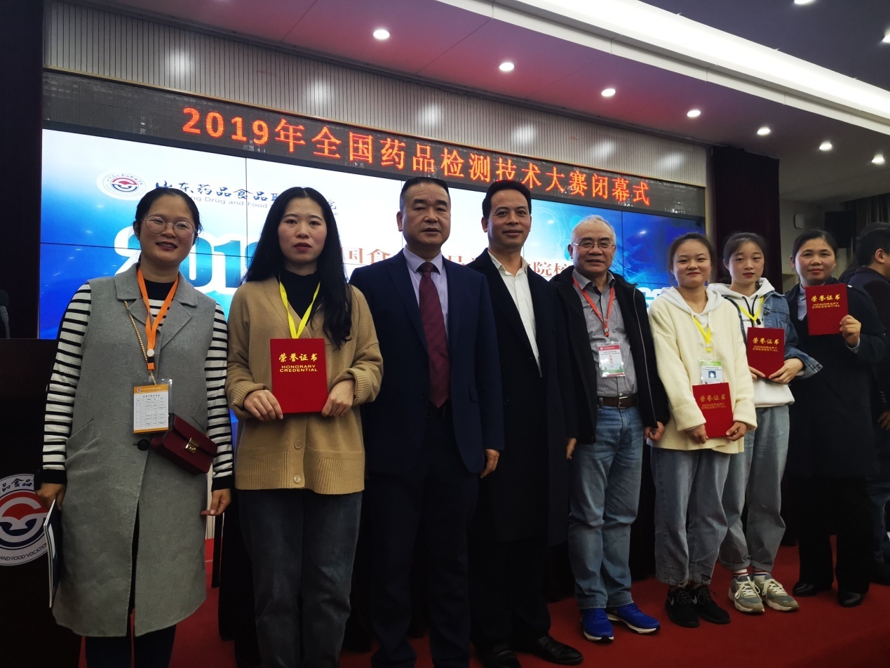 优秀指导老师、获奖选手与领导合影.jpg
