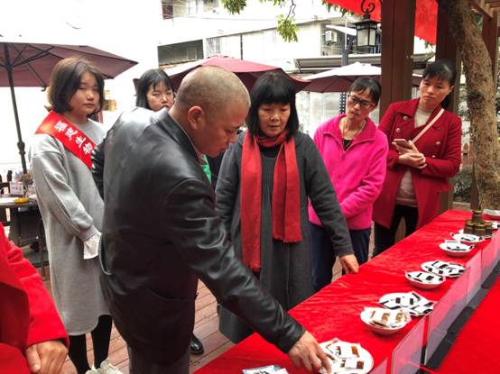 黄秋云现场解说.JPG