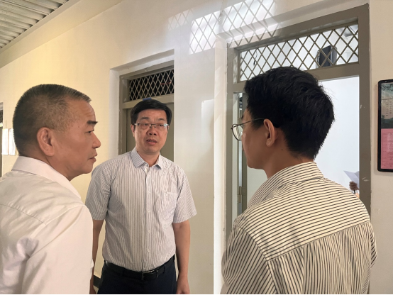 校领导深入思政课堂听开学第一课