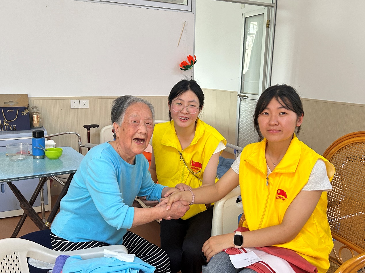 图片包含 人, 室内, 桌子, 女人描述已自动生成