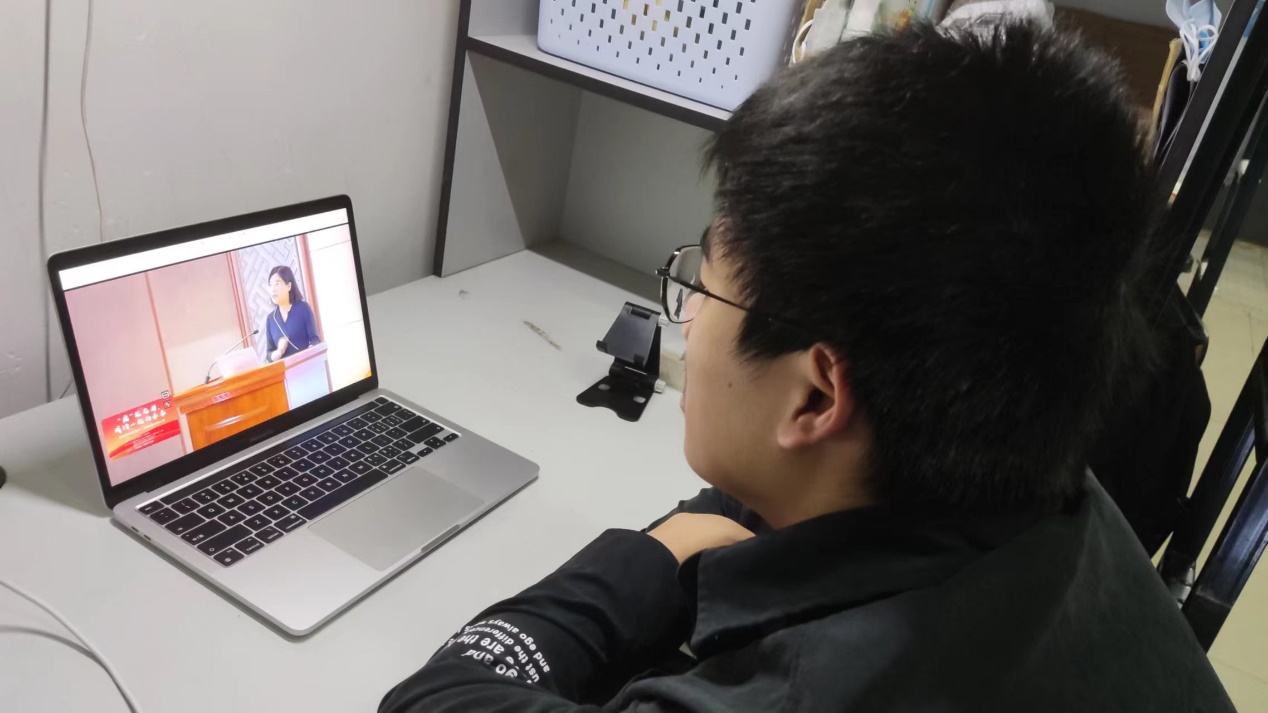 人在玩电脑描述已自动生成
