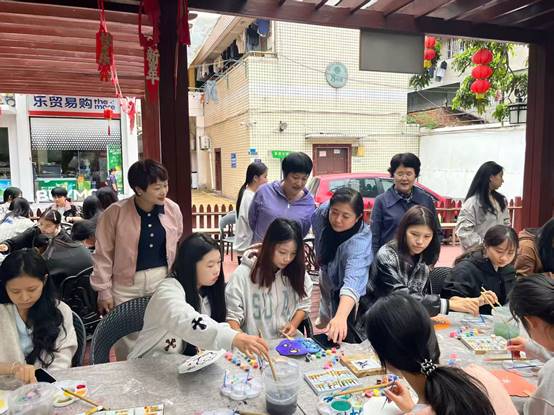 我校举办“清风携雅韵，笔墨绘团扇”手绘国风团扇创作体验活动