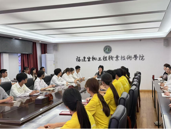 关淑玲副校长为大学生讲授“形势与政策”课