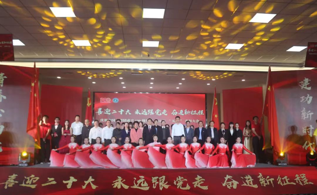 图片包含 室内, 桌子, 女人, 食物描述已自动生成
