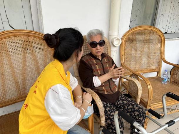 女人坐在椅子上中度可信度描述已自动生成