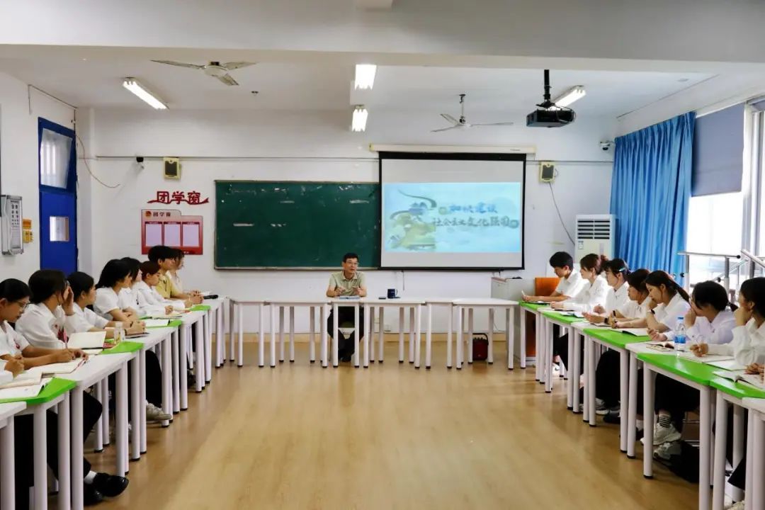 校党委副书记、纪委书记韩孟强深入我系一线讲授“形势与政策”课