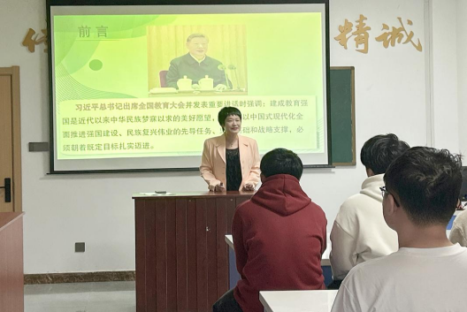 张俐校长为学生讲授思政课