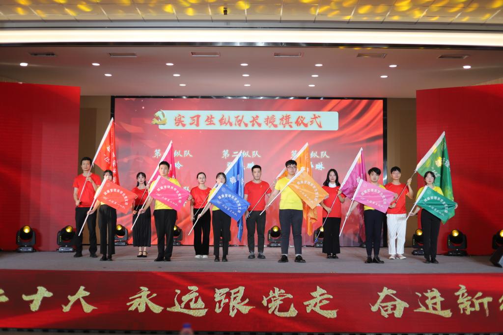 图片包含 室内, 建筑, 桌子, 男人描述已自动生成