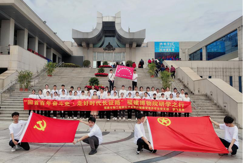 建筑前的广场上有许多人低可信度描述已自动生成