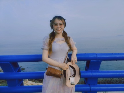 穿着蓝色衣服的女人站在船上中度可信度描述已自动生成