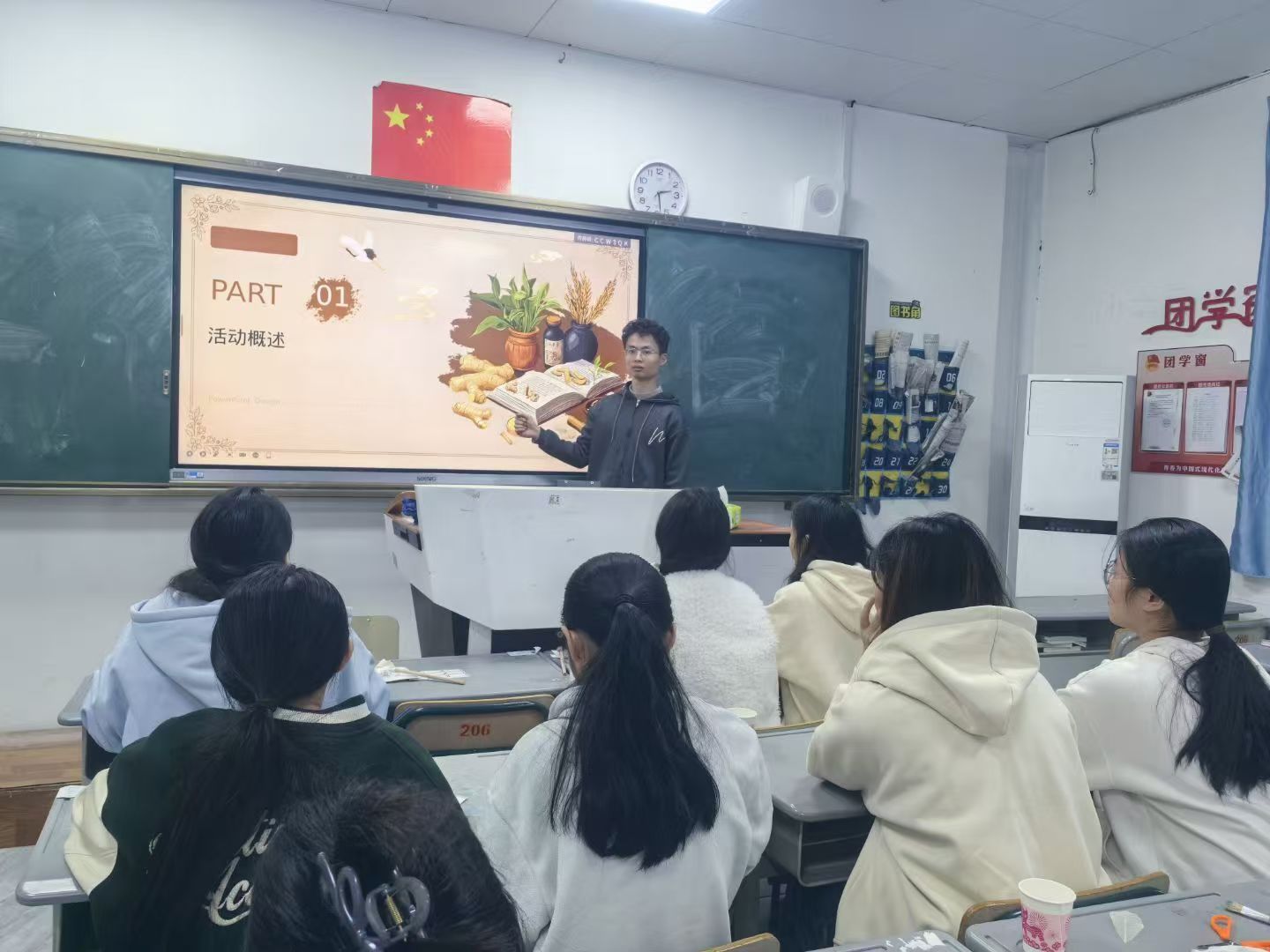 瀚语文学社举办“叶韵诗心，中药与文学创意标签制作”活动