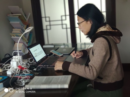 图片包含 人员, 室内, 墙壁, 笔记本电脑描述已自动生成