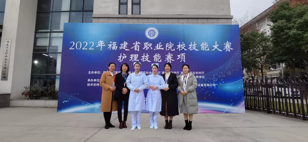 一群人站在建筑前描述已自动生成