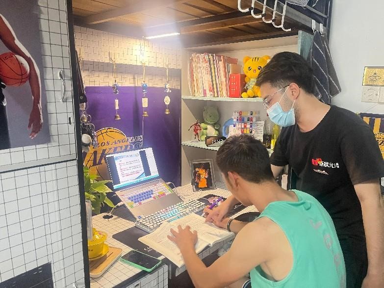 图片包含 人, 男人, 男孩, 年轻描述已自动生成
