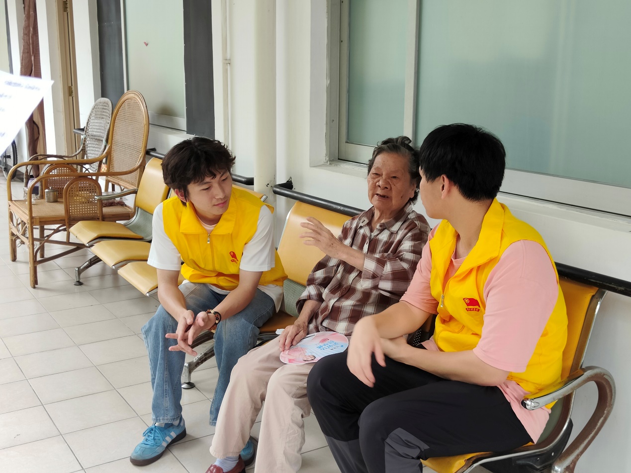 小孩们在玩耍中度可信度描述已自动生成