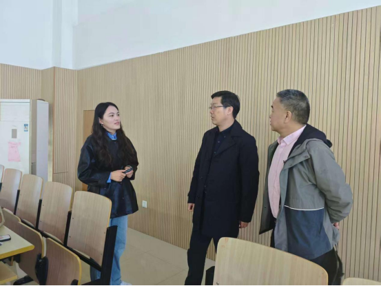 校党委书记深入思政课堂听课